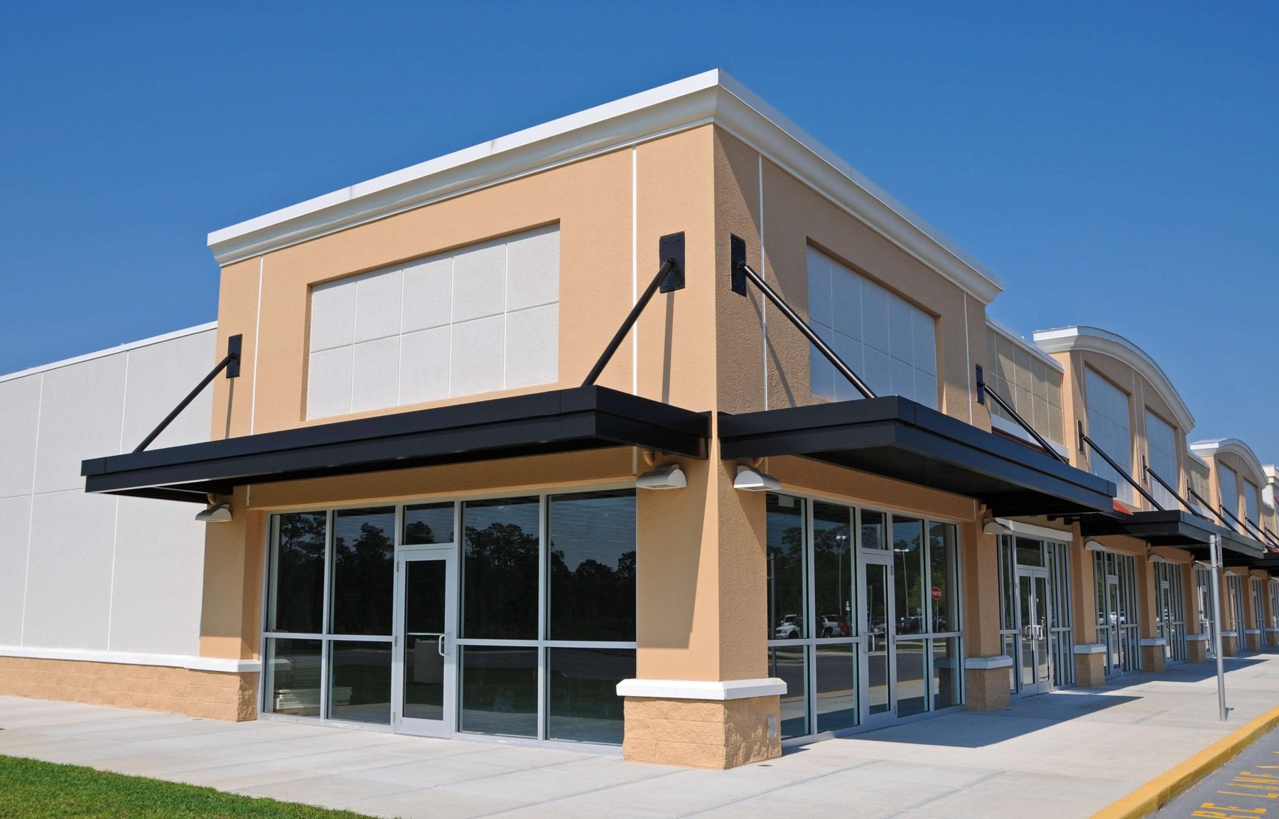 Retail building with covered storefronts